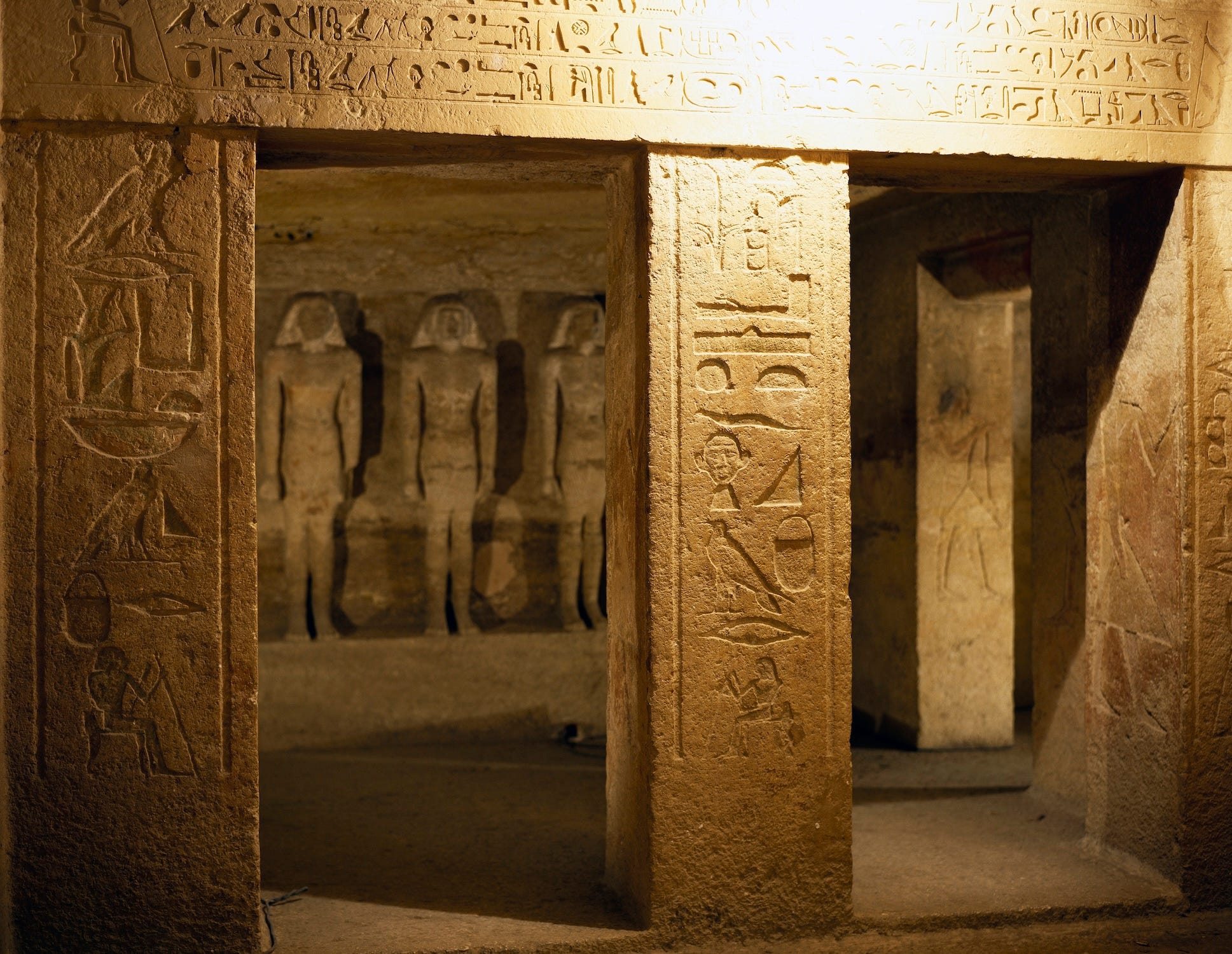 Mit Hieroglyphen verzierte Wände und Statuen, die in eine Mastaba oder ein Grab in der Nekropole von Gizeh gehauen wurden