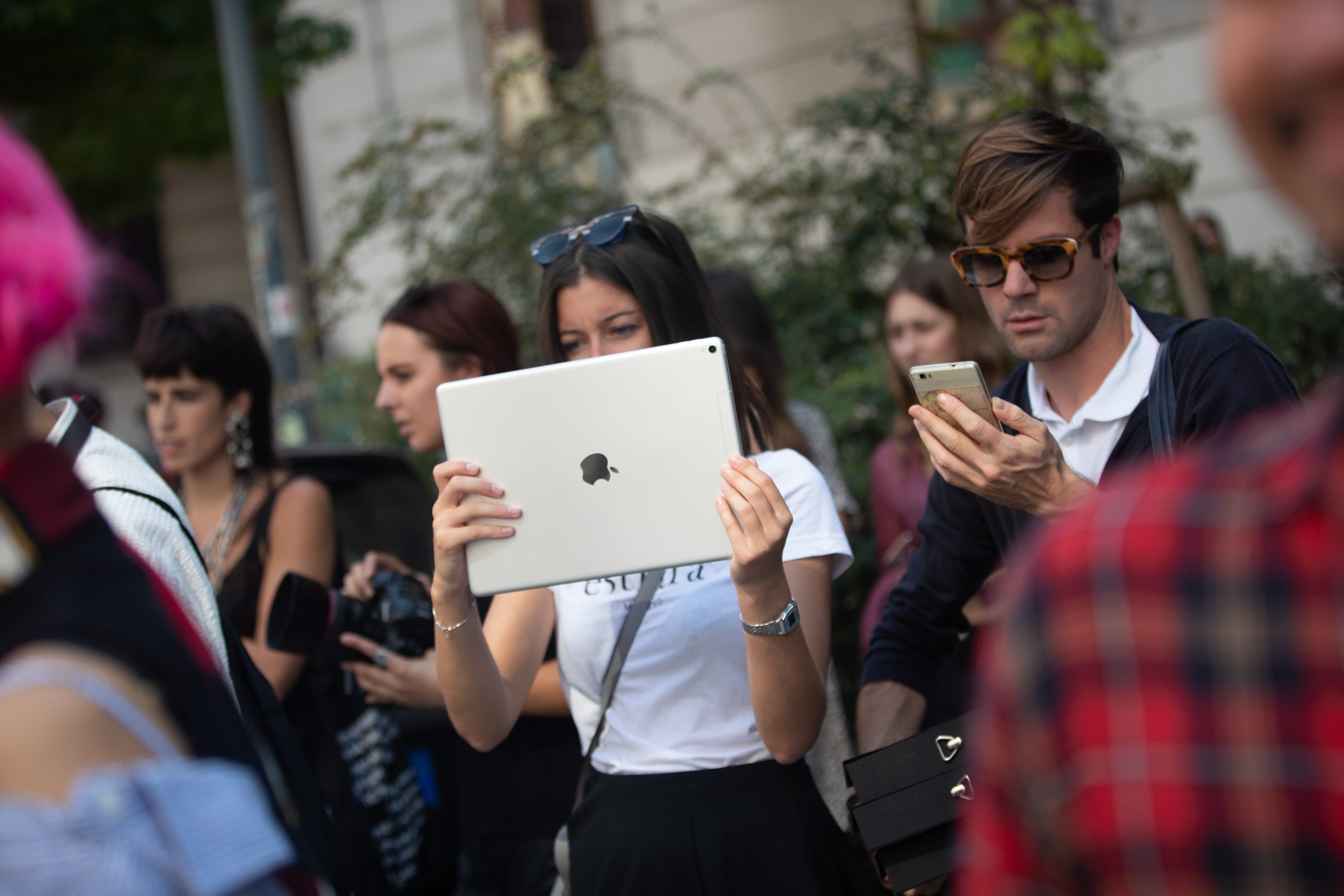 Eine Frau hält ein Apple iPad Pro.
