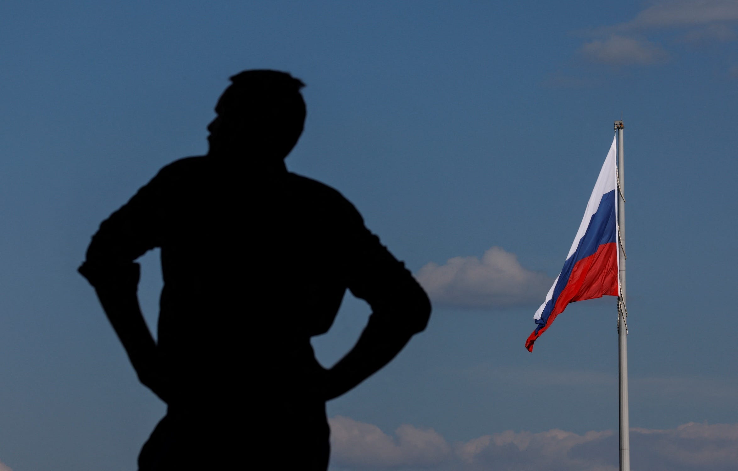 Ein Mann schaut am 26. Juni 2023 in Moskau, Russland, neben einer riesigen Nationalflagge Russlands zu.