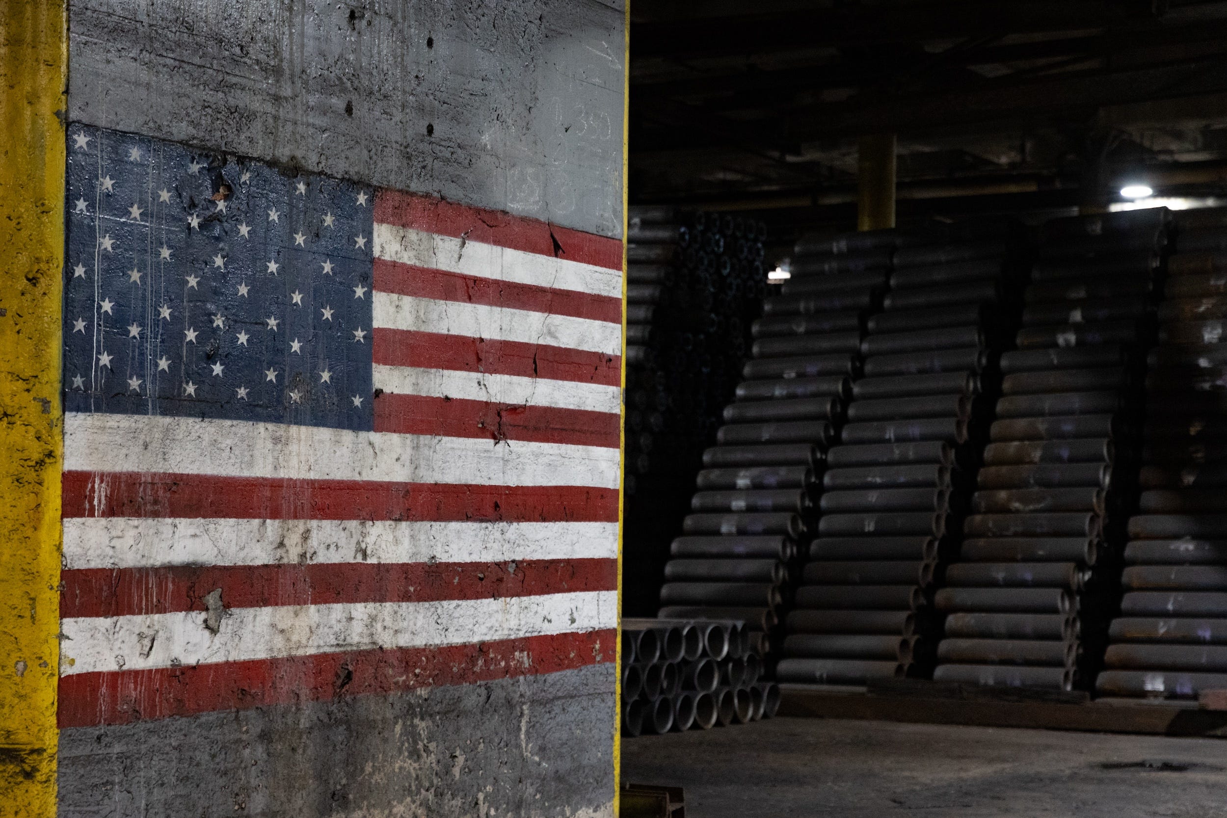 An die Wand der Scranton Army Ammunition Plant wurde neben Zylindern zur Herstellung von Granaten eine amerikanische Flagge gemalt.