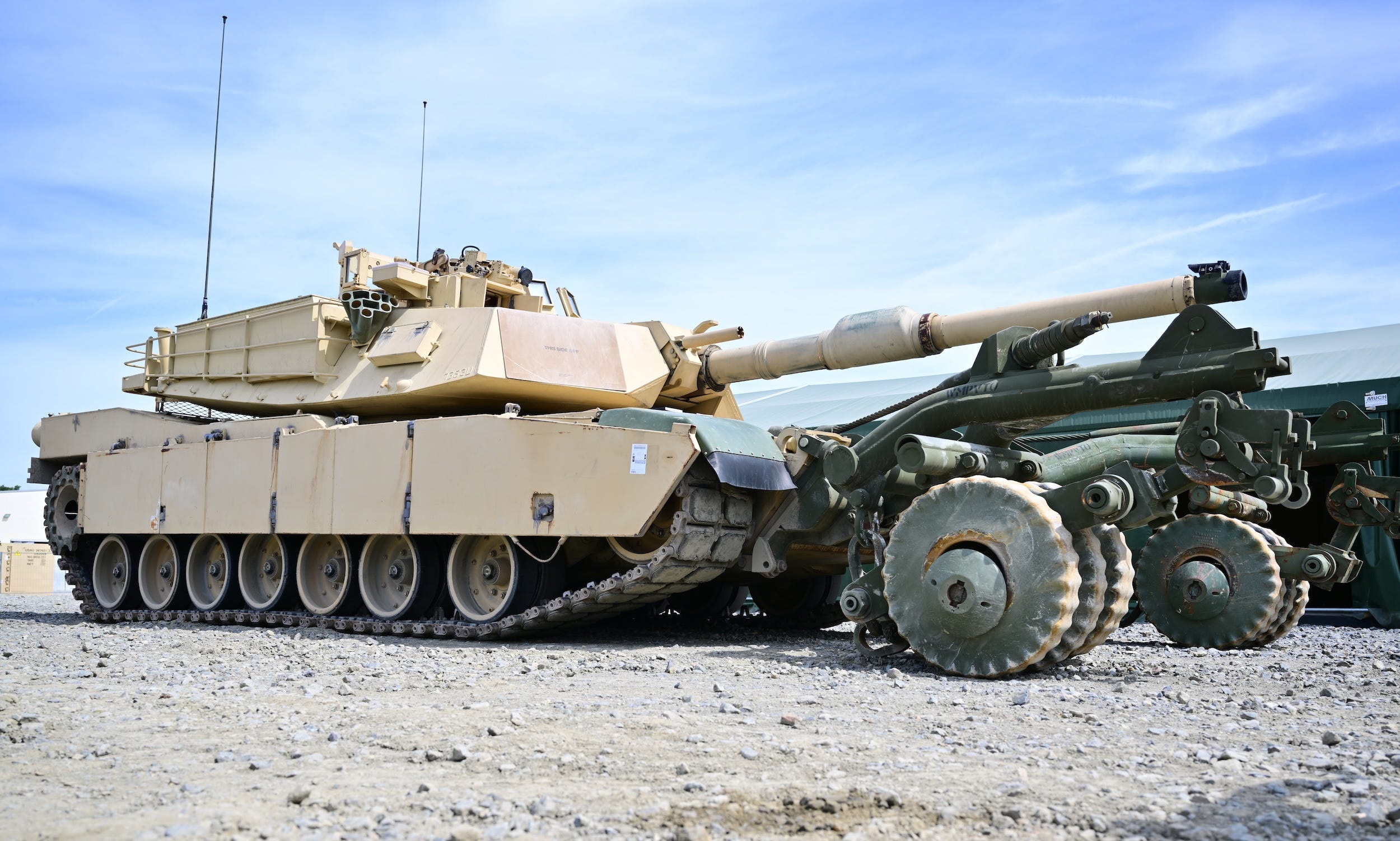 Ein M1A1 Abrams-Panzer der US Army, fotografiert mit montierter Minenrolle