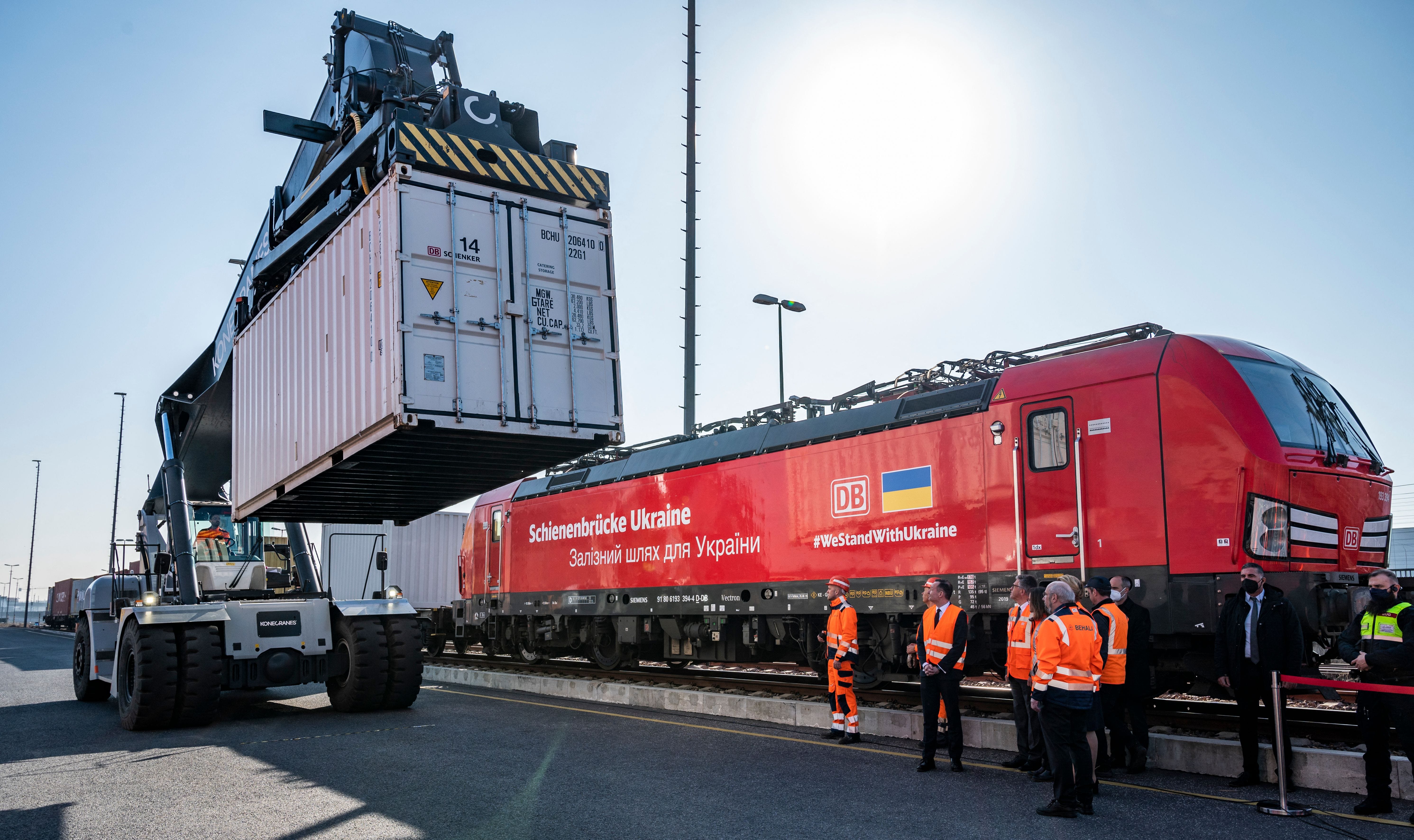 Am Containerterminal BEHALA in Berlin wird ein Container auf einen Sonderzug verladen, der Hilfsgüter in die Ukraine bringt