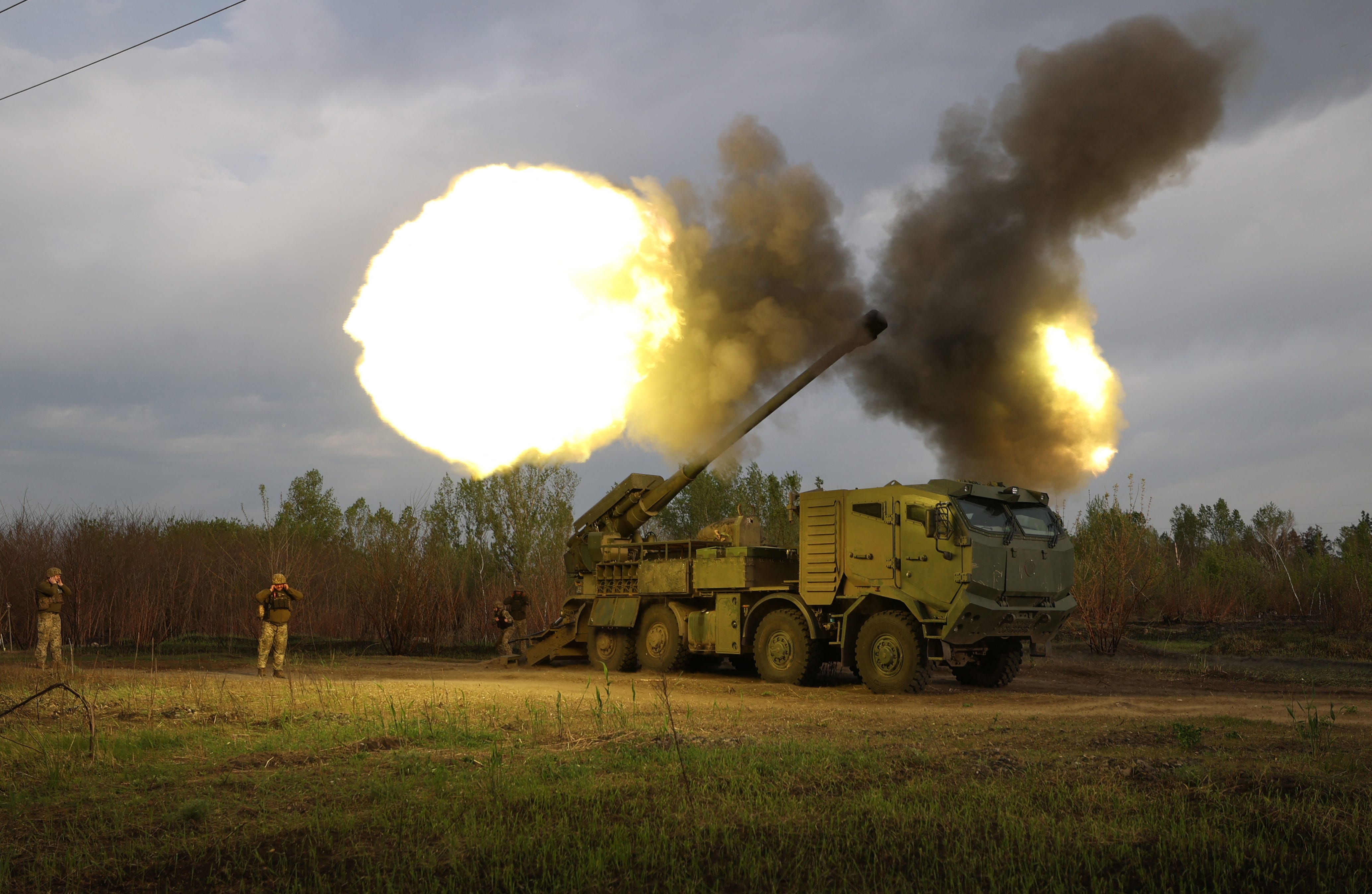 Ukrainische Kanonenschützen schießen auf russische Stellungen in der Region Charkiw.