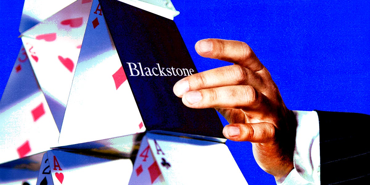 Hand greift nach einer Karte mit der Aufschrift „Blackstone“ aus einem Kartenhaus