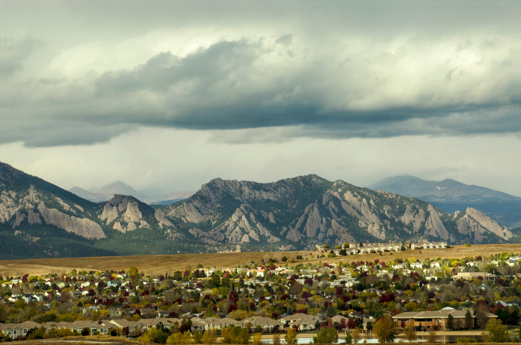 Die Zersiedelung der Siedlungen in Broomfield, Colorado, nähert sich der majestätischen Bergkette der Flatiron Mountains.