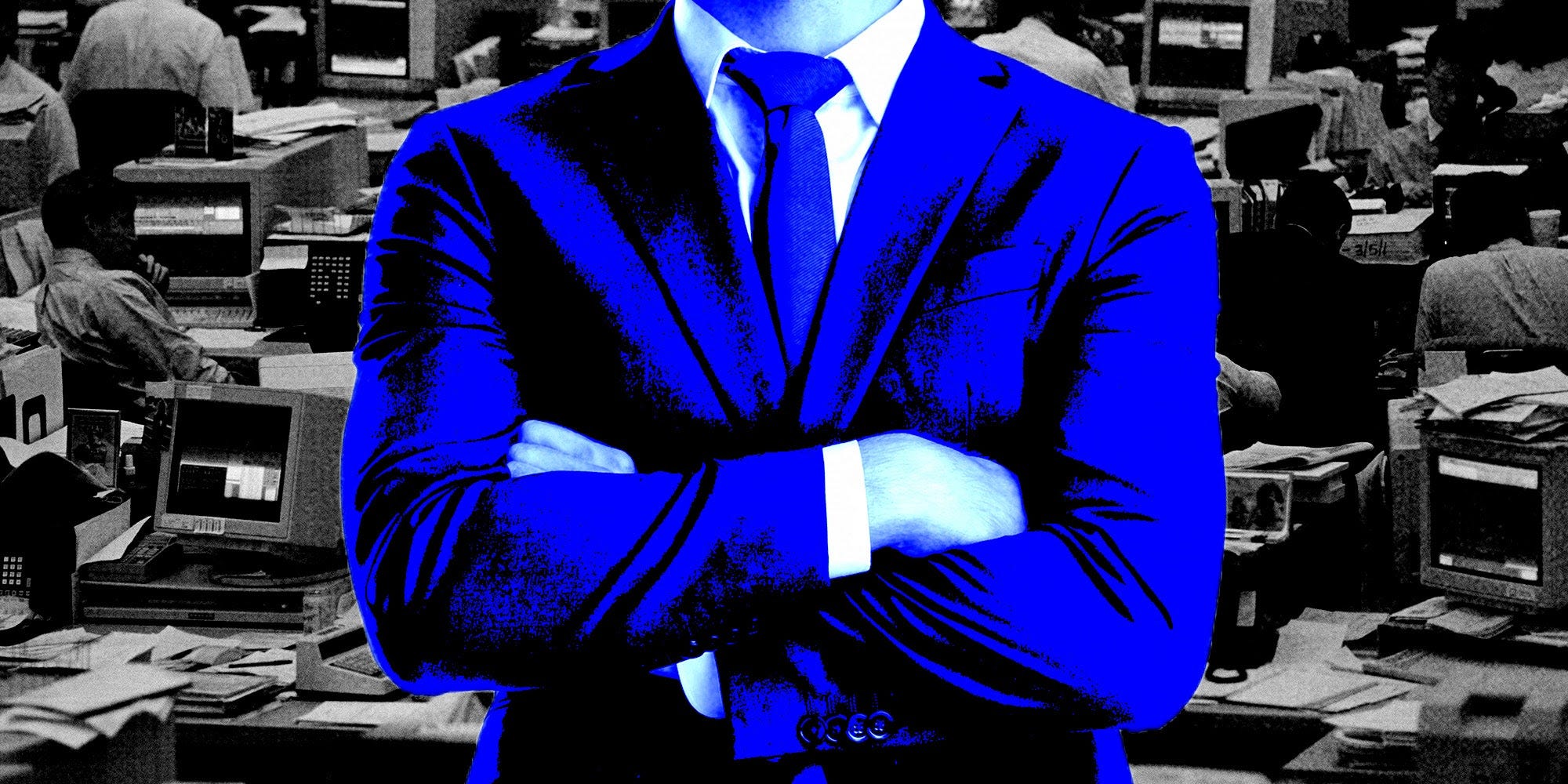 Ein Mann in einem blauen Anzug vor einem schwarz-weißen Hintergrund.