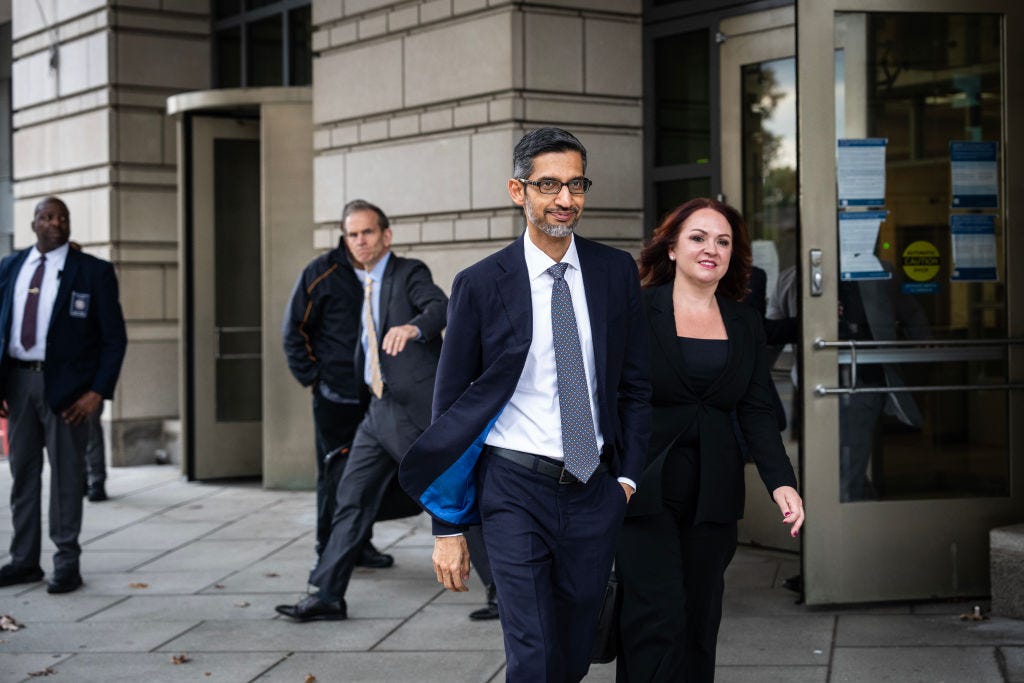 Sundar Pichai, CEO von Google, lächelt, als er vor einem Bundesgericht in Washington, D.C. an Sicherheitspersonal vorbeigeht, nachdem er in einem Kartellverfahren ausgesagt hat.
