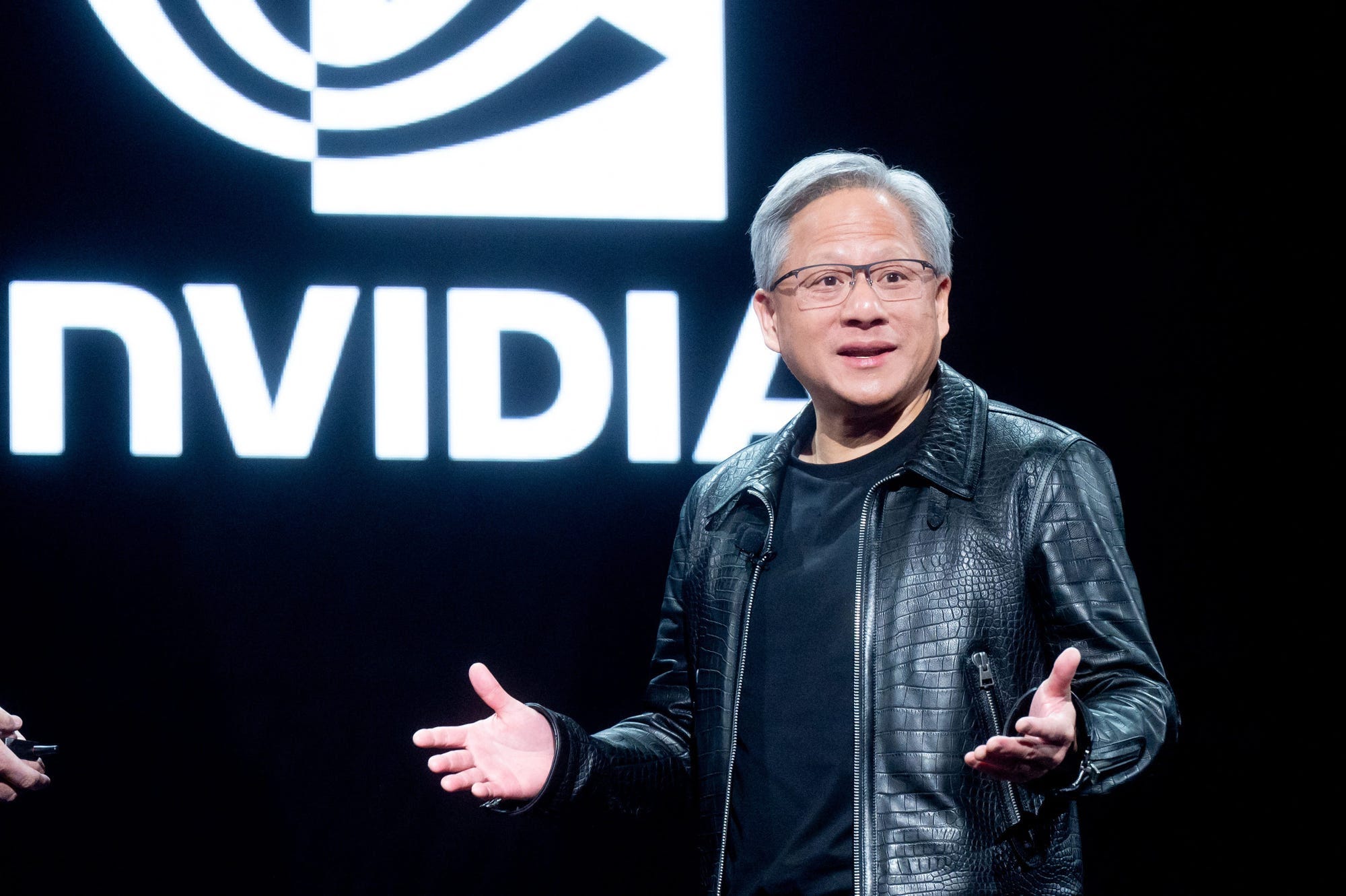Jensen Huang vor dem Nvidia-Logo.