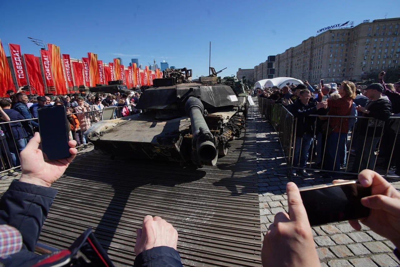 Ein US-amerikanischer Abrams-Panzer wurde den Einwohnern Moskaus in einer Open-Air-Ausstellung mit Ausrüstung aus fast einem Dutzend NATO-Ländern ausgestellt.