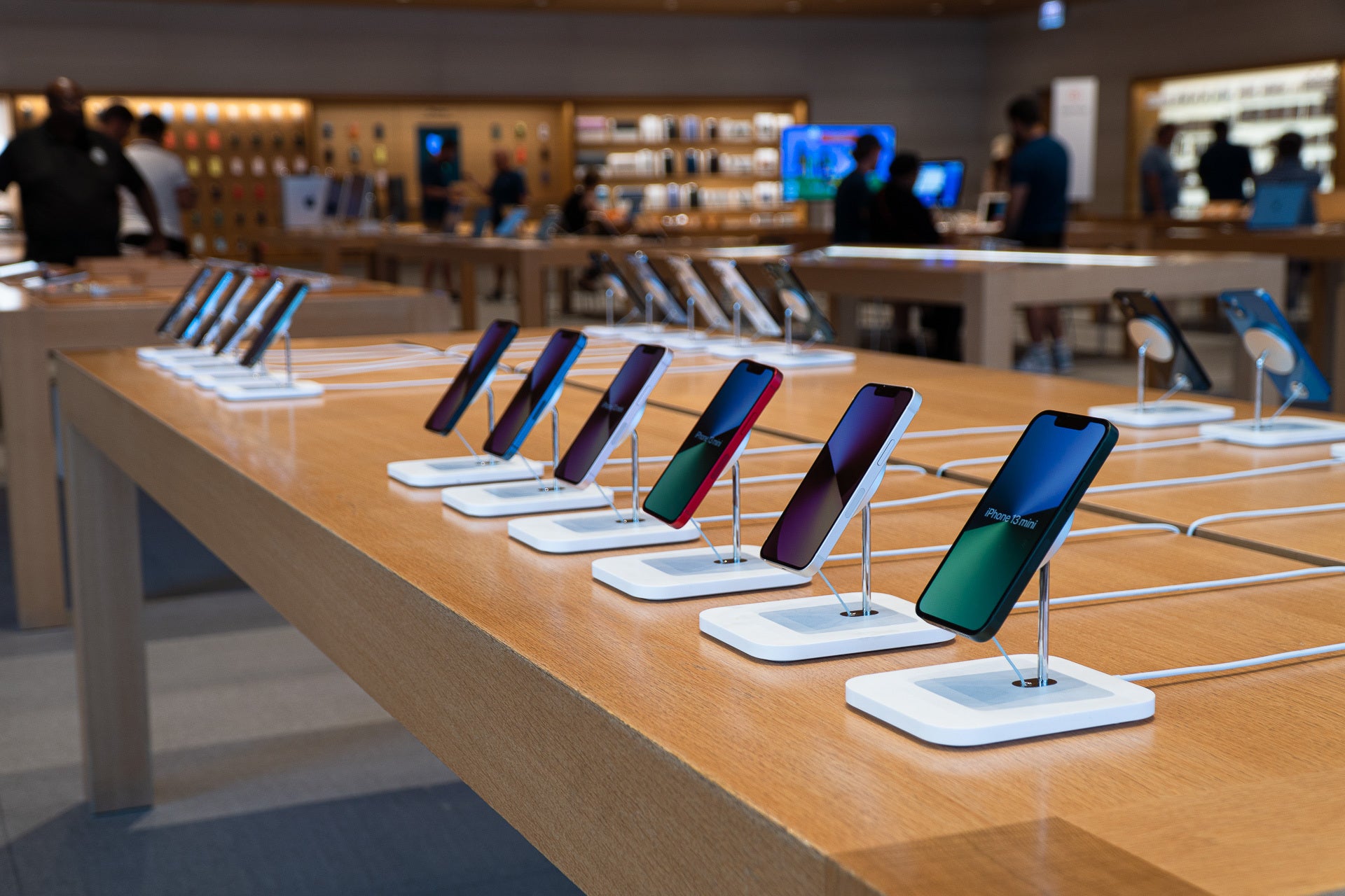 In einem der Apple Stores können Sie alle verfügbaren iPhone-Modelle aus erster Hand ausprobieren (Bildnachweis: PhoneArena) - Vertreter von T-Mobile sagen "kein Handy"? Dann gib ihnen ein High Five und kauf es woanders