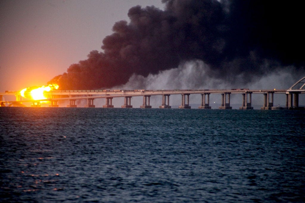 Explosion verursacht am 8. Oktober 2022 einen Brand an der Kertsch-Brücke in der Straße von Kertsch auf der Krim. Am frühen Samstagmorgen brach auf der Kertsch-Brücke ein Feuer aus, dem eine Explosion vorausging Halt.