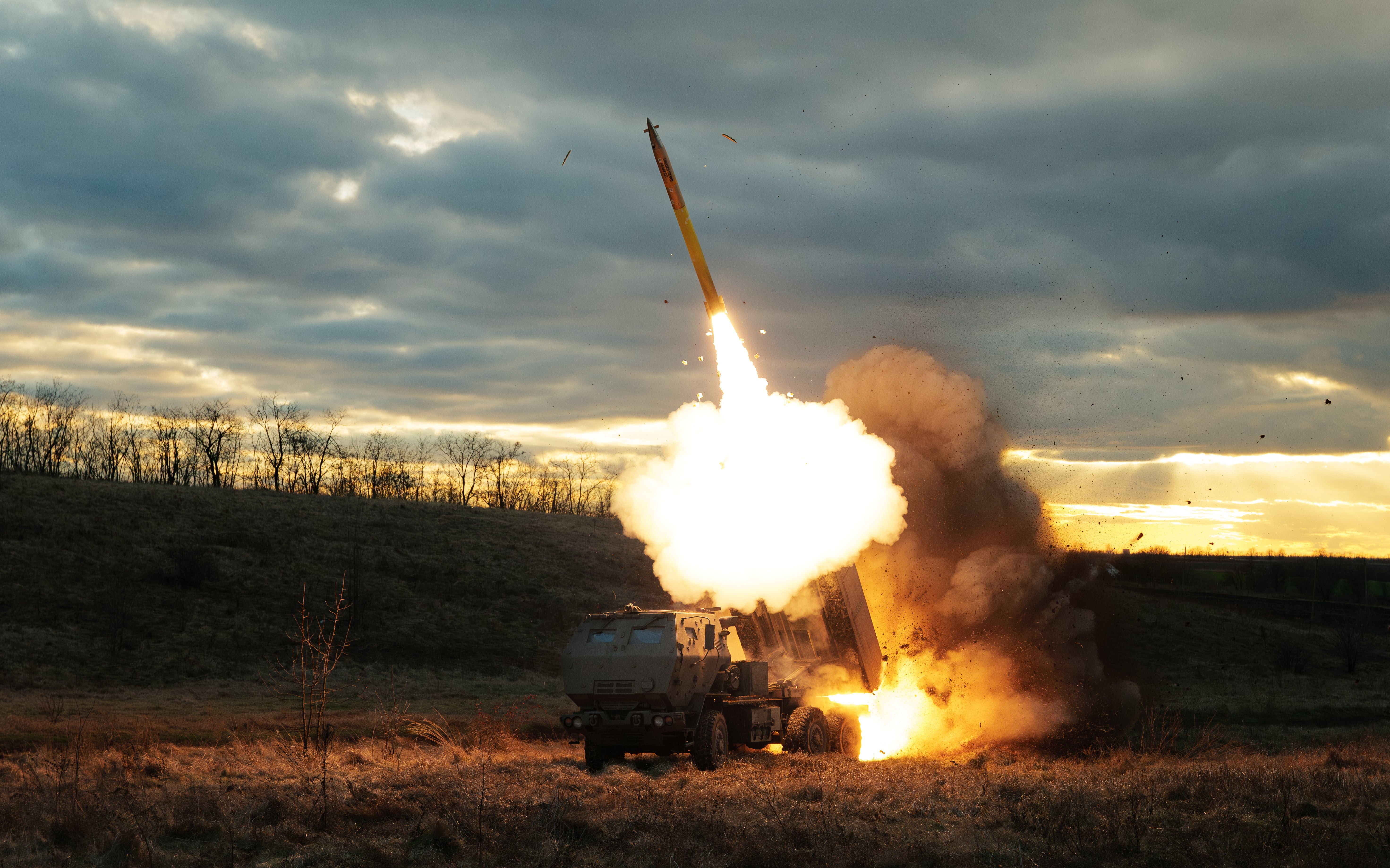 M142 HIMARS startet am 29. Dezember 2023 in der Ukraine eine Rakete auf eine russische Position.