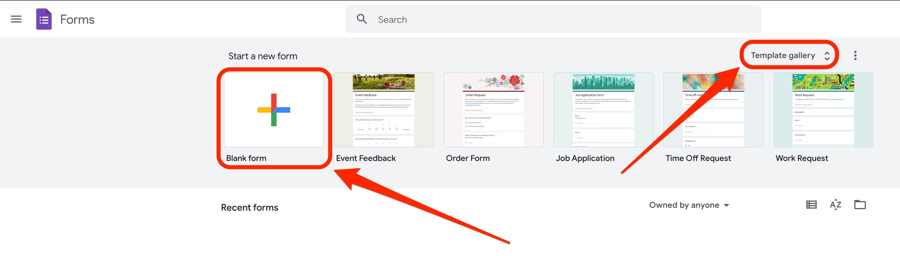Ein Screenshot der Startseite von Google Forms zeigt die Optionen „Leeres Formular“ und „Vorlagengalerie“, hervorgehoben durch rote Kästen und Pfeile.