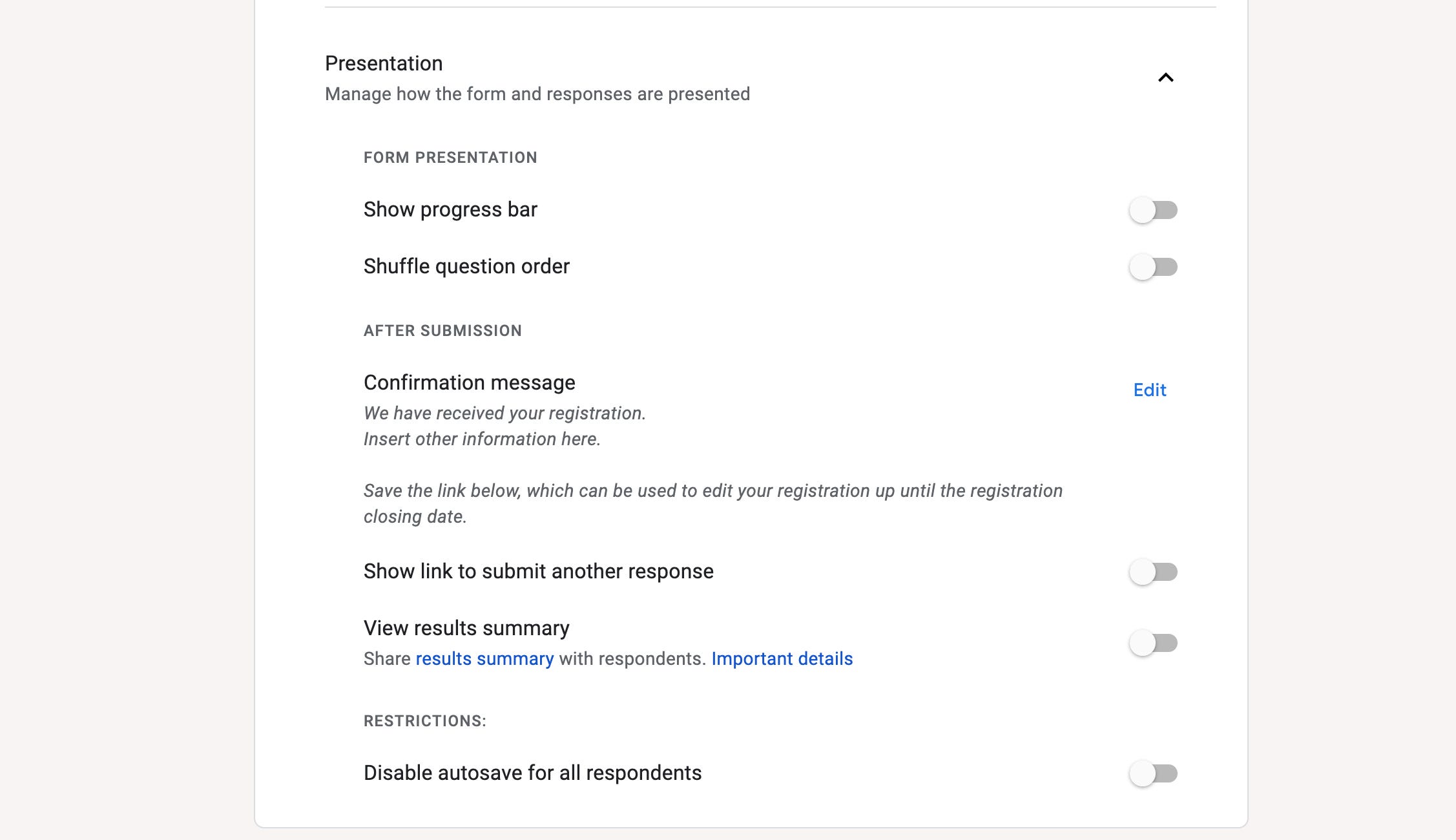Ein Screenshot zeigt die Registerkarte „Präsentationen“ von Google Forms, einschließlich Umschaltschaltern für Präsentationsoptionen wie „Fortschrittsbalken anzeigen“ und „Fragenreihenfolge neu ordnen“.