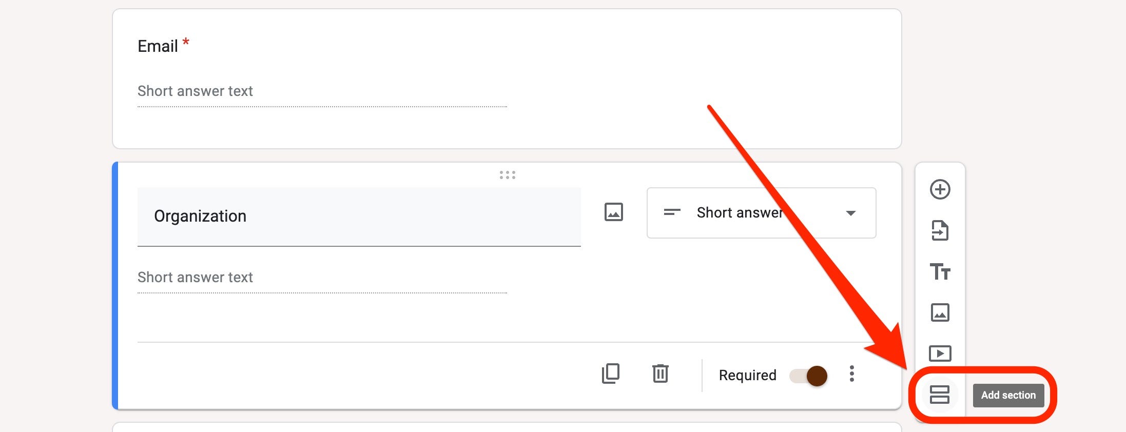 Ein Screenshot einer Google Forms-Frage zeigt das Symbol „Abschnitt hinzufügen“, hervorgehoben durch ein rotes Kästchen und einen Pfeil.