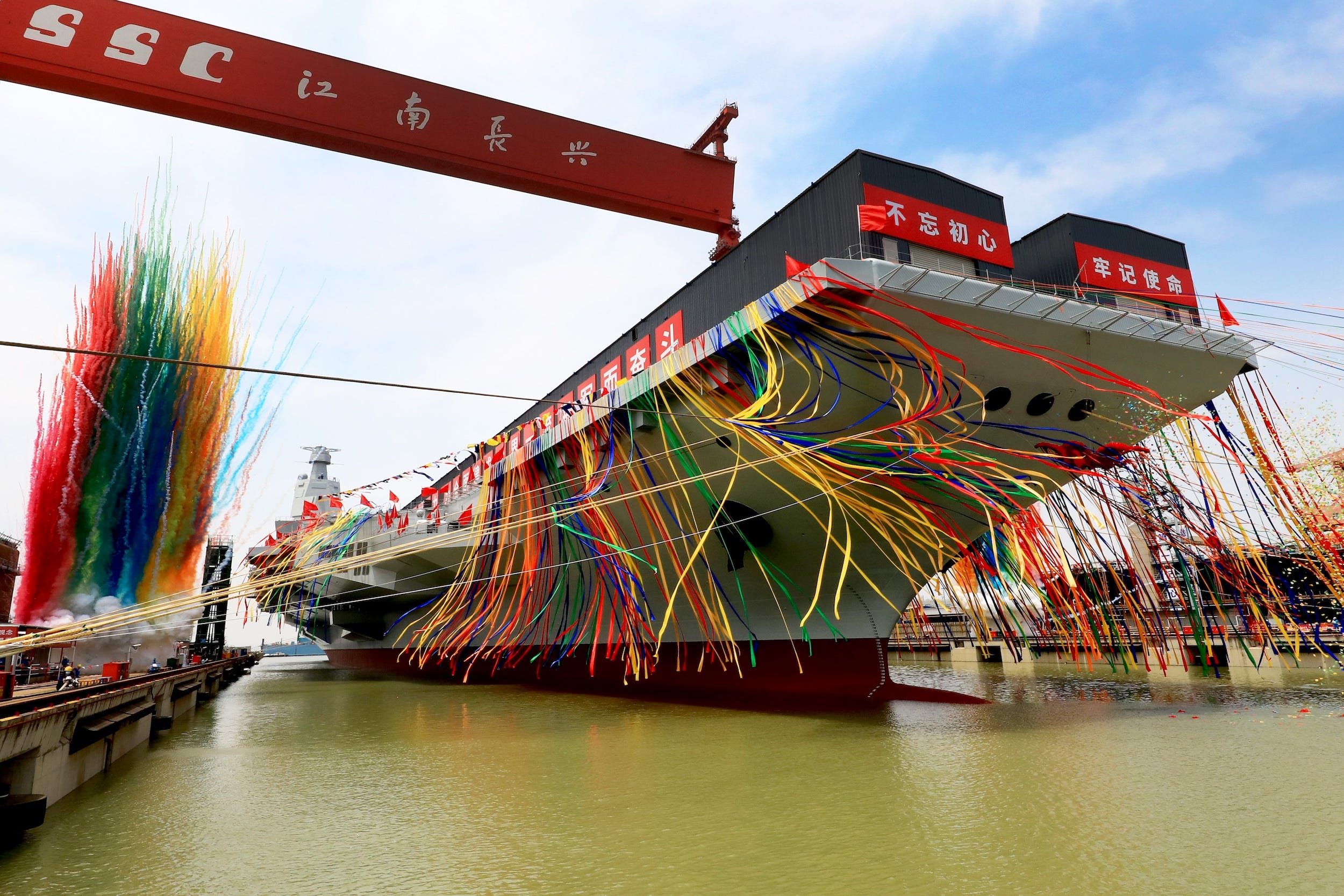 Chinas dritter Flugzeugträger, die Fujian, ist während einer Stapellaufzeremonie auf der Jiangnan-Werft farbenfroh dekoriert.