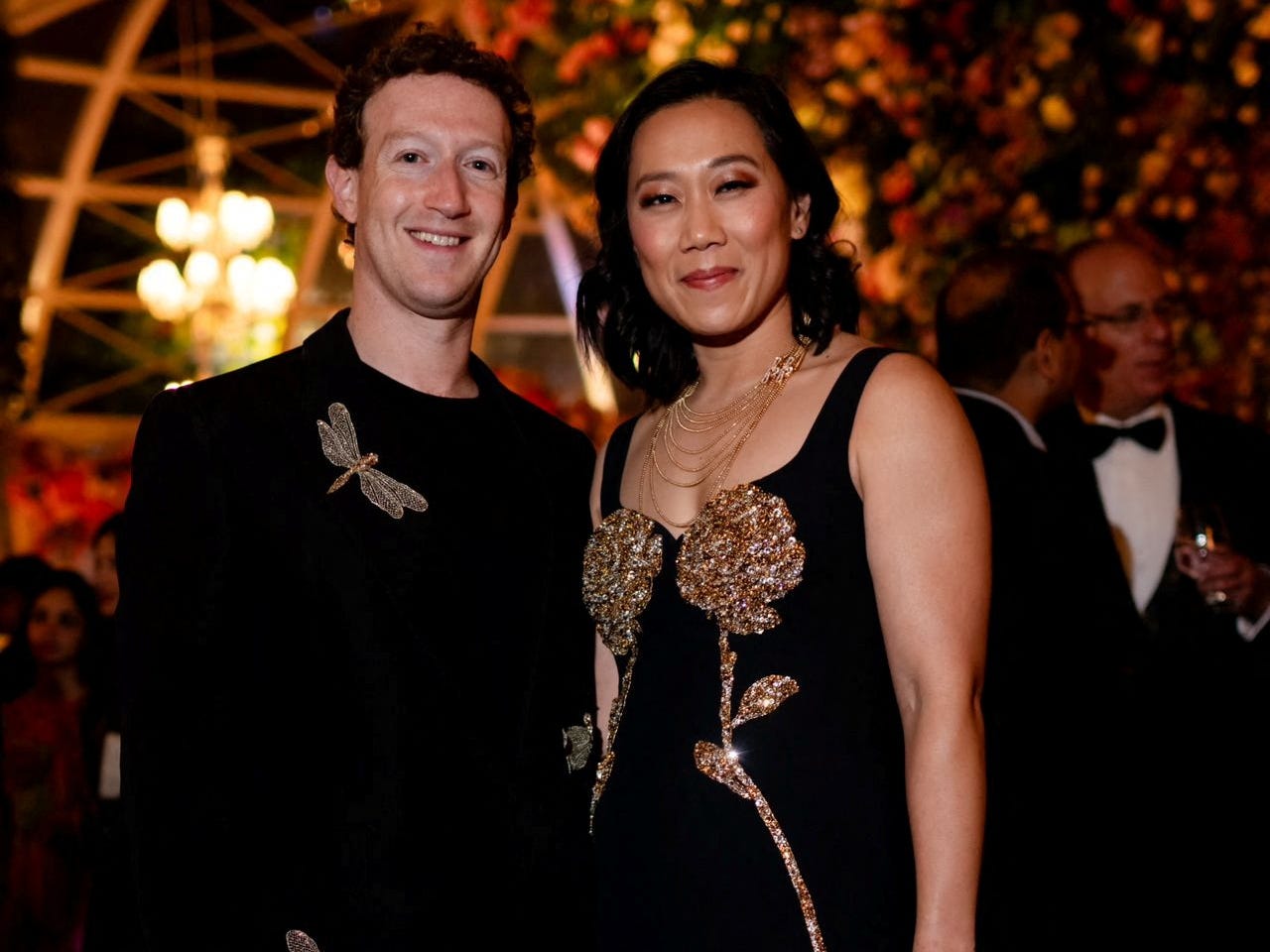 Meta-CEO Mark Zuckerberg und seine Frau Priscilla Chan posieren während der Feierlichkeiten vor der Hochzeit für ein Foto.