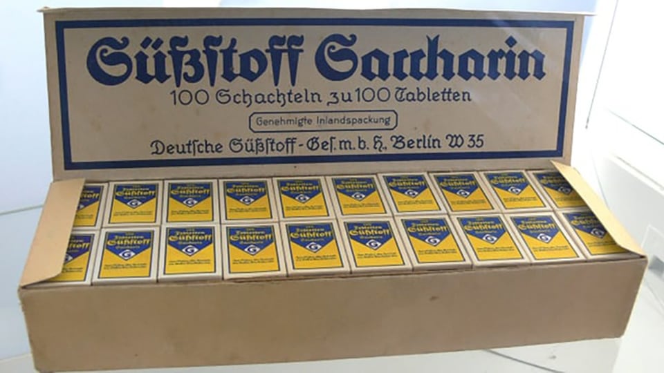 Fotografie von alten Saccharin-Schachteln, blau-weisse Verpackungen in brauner Kartonschachtel, im Deckel blaue Schrift