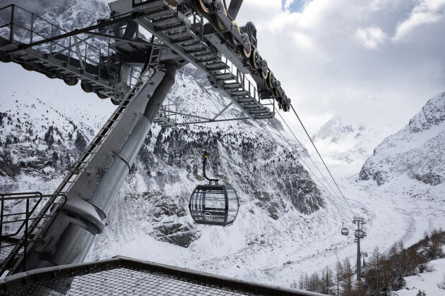 The new gondola connecting the Montenvers train to the Mer de Glace, below.  In Chamonix (Haute-Savoie), April 2, 2024.