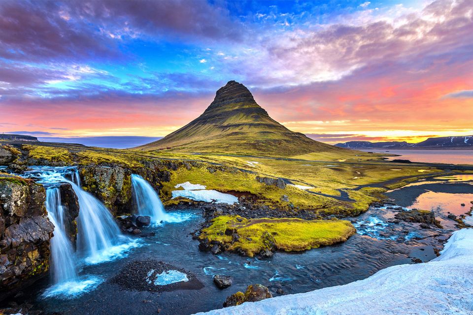 The Kirkjufell mountain in Iceland: These are the most beautiful travel ideas for girlfriends