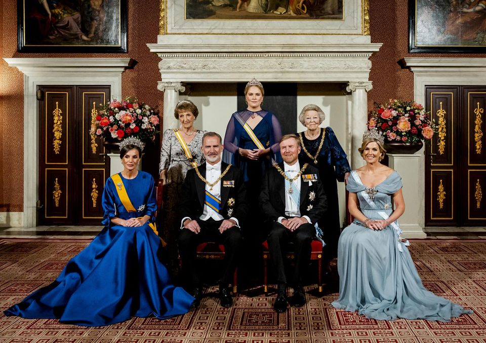 (from left) Queen Letizia, Princess Beatrix, King Felipe, Crown Princess Amalia, King Willem-Alexander, Princess Margriet, Queen Máxima gather in the royal palace in Amsterdam.    