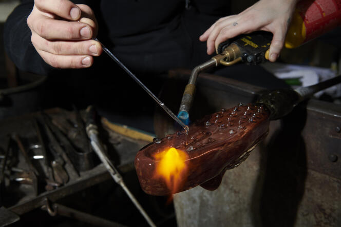 The Gommino moccasin reinterpreted by artisan Roberto Beltrami, specialist in blown Murano glass. 