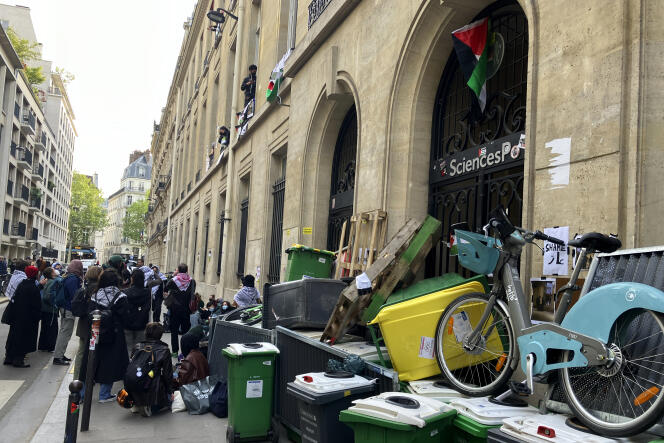 Trash cans blocked the main entrance to Sciences Po Paris, rue Saint-Guillaume, Friday April 26 in the morning.