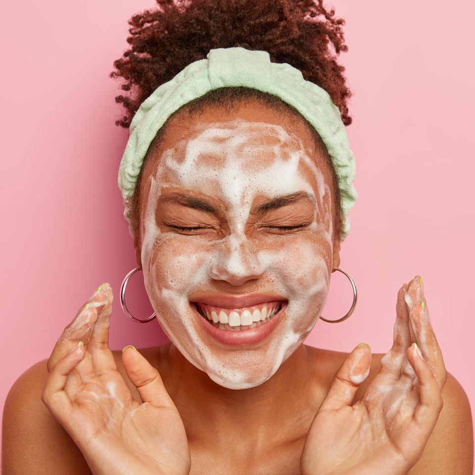 Sustainable make-up removal: woman with cleansing foam on her face