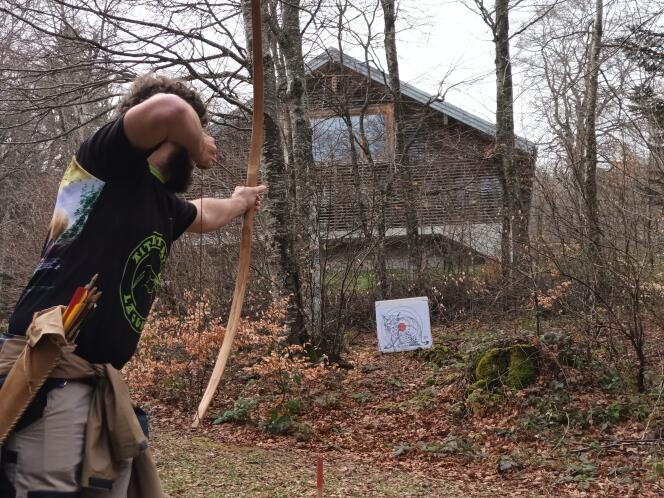 Matthieu Lacoste, archery, during the European Prehistoric Weapons Shooting Championship, in Vassieux-en-Vercors (Drôme), March 30, 2024.