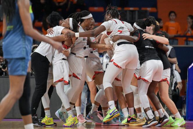 Villeneuve-d'Ascq players celebrate their victory at the end of the semi-final of the women's Euroleague basketball against USK Prague, in Mersin (Turkey), April 12, 2024. 