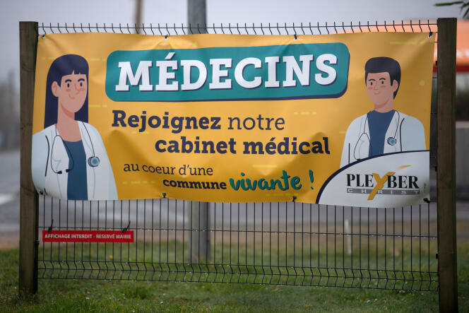 In Pleyber-Christ (Finistère), on February 16, 2023, a poster encourages doctors to come and settle in the town.