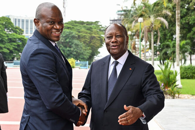 The president of the Gabonese transition, Brice Oligui Nguema (left), and the Ivorian president, Alassane Ouattara, in Abidjan, April 11, 2024.
