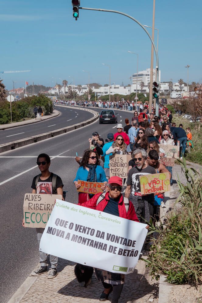 “Let the wind of will move the concrete mountain,” was written on one of the banners of the April 7 demonstration in Carcavelos, Portugal.