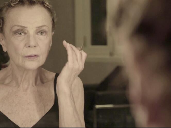 Marilu Marini puts on makeup in “Marilu.  Meeting with a remarkable woman”, documentary by Sandrine Dumas.
