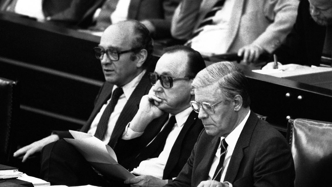 They no longer had much to say to each other: Economics Minister Otto Graf Lambsdorff, Foreign Minister Hans-Dietrich Genscher and Federal Chancellor Helmut Schmidt on September 9th in the German Bundestag in Bonn.