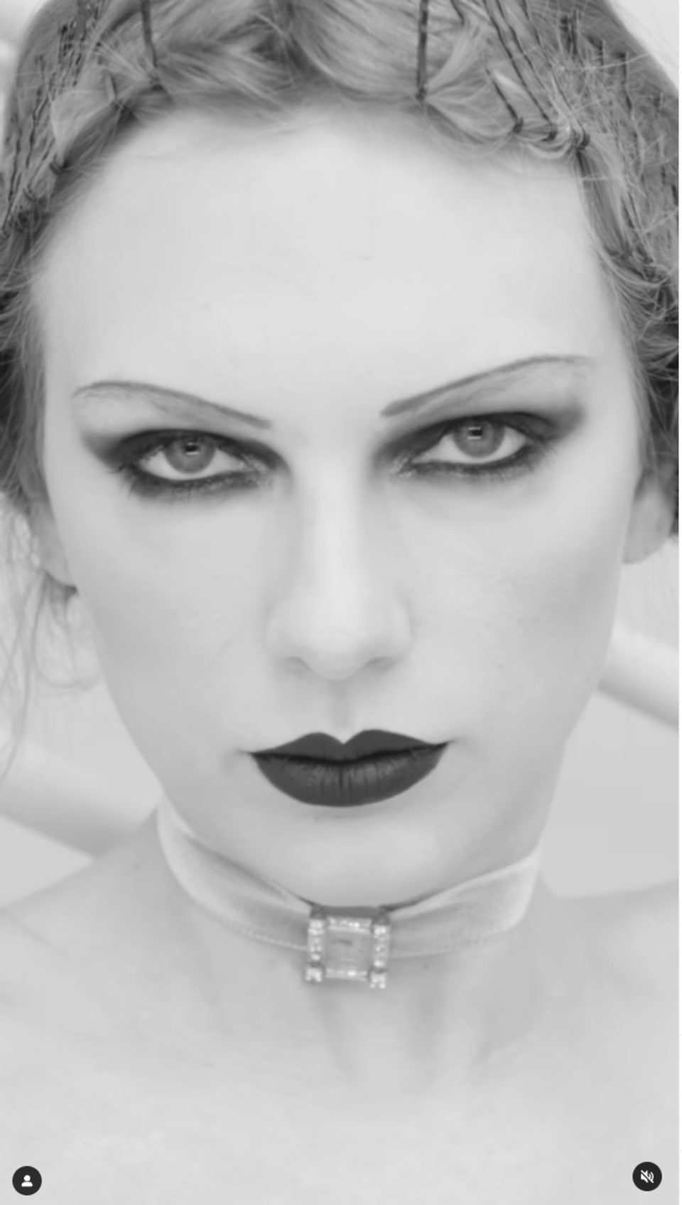 In ihrem neuen Musikvideo "Fortnight" zeigt sich Taylor Swift in einem von Clara Bow inspiriertem Make-up. 