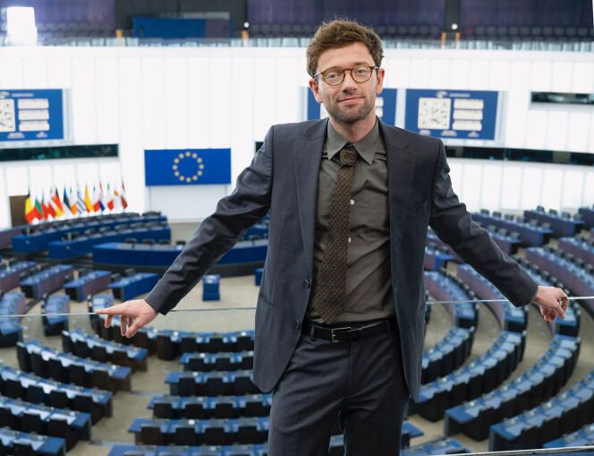 Xavier Lacaille plays Samy in the series “Parliament” and in the clips aimed at mobilizing young people for the European elections.