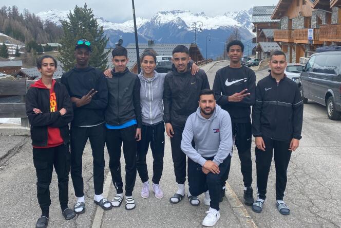 Fatima Charkaoui, in the center, accompanied by young Pierrefittois from the Fauvettes-Joncherolles Hope Association, during the annual stay in the mountains.