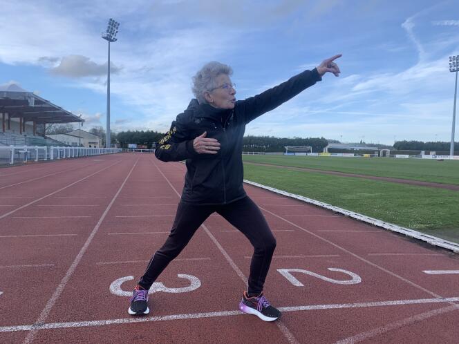 Micheline Bailly, 82, on the track at the Gérard-Saint d'Argentan stadium (Orne), imitating the gesture dear to Jamaican Usain Bolt when he wins a medal.