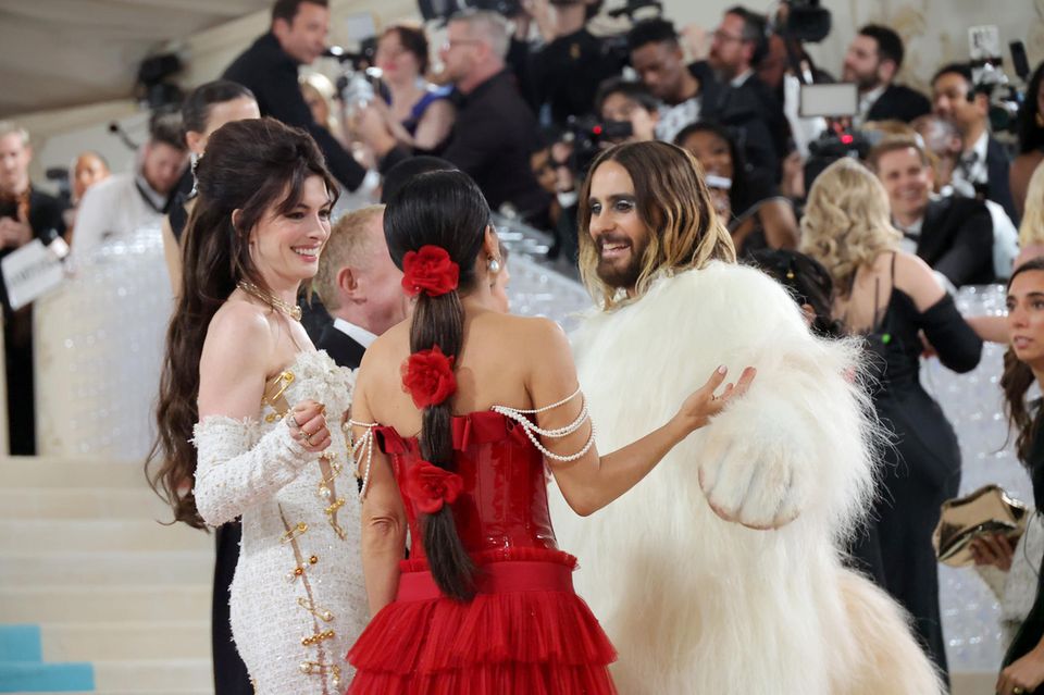 Jared Leto caused a lot of laughter and conversation with his Choupette costume at the Karl Lagerfeld exhibition.  Anne Hathaway and Salma Hayek like it.