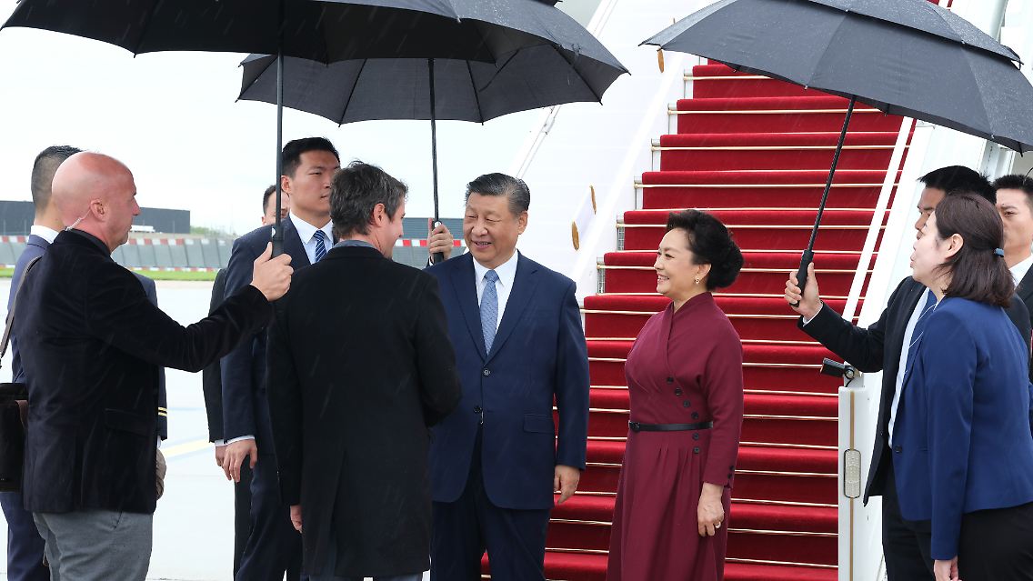 Xi Jinping bei seiner Ankunft in Paris am Sonntag.