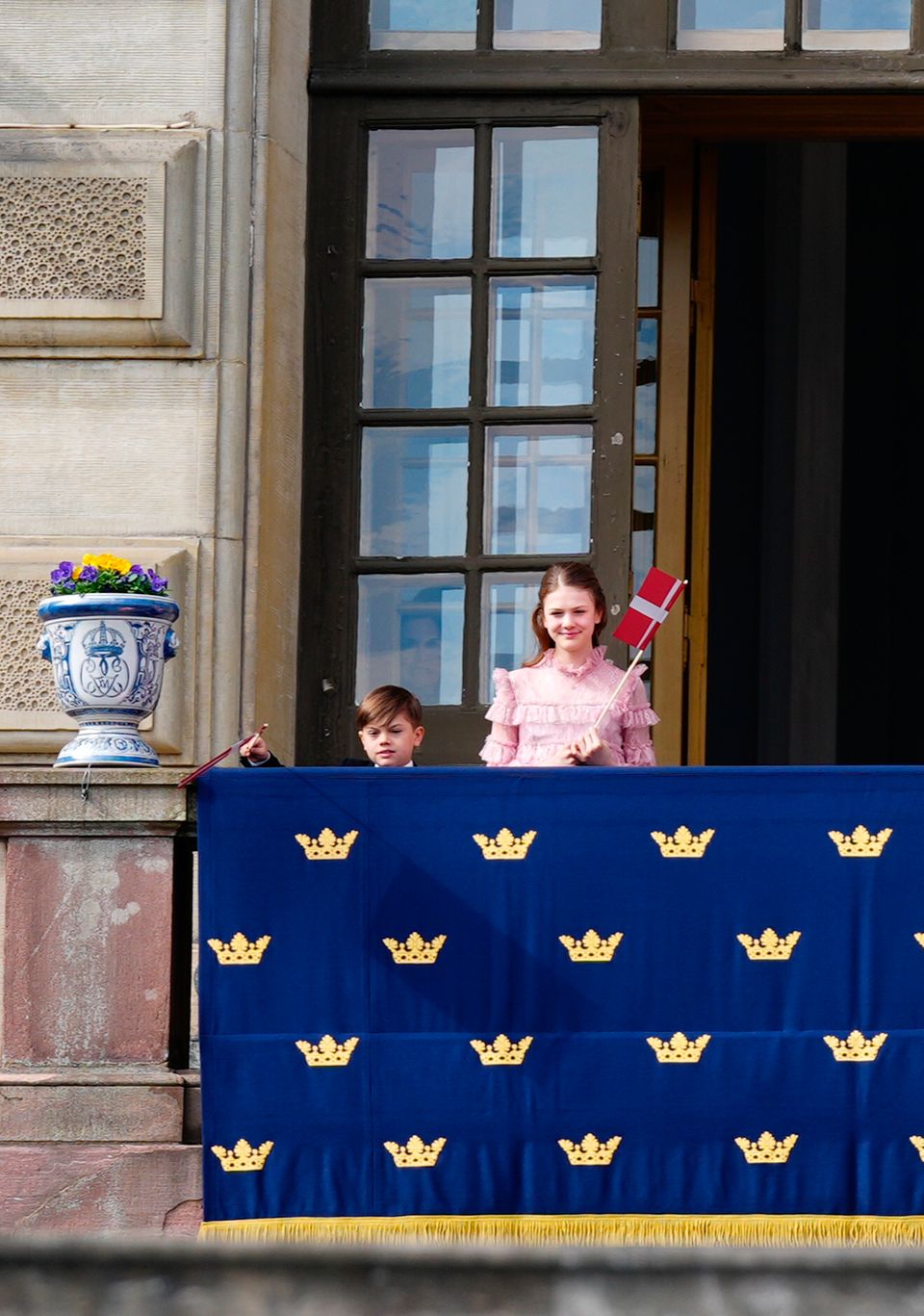 Suddenly Prince Oscar and Princess Estelle appear.