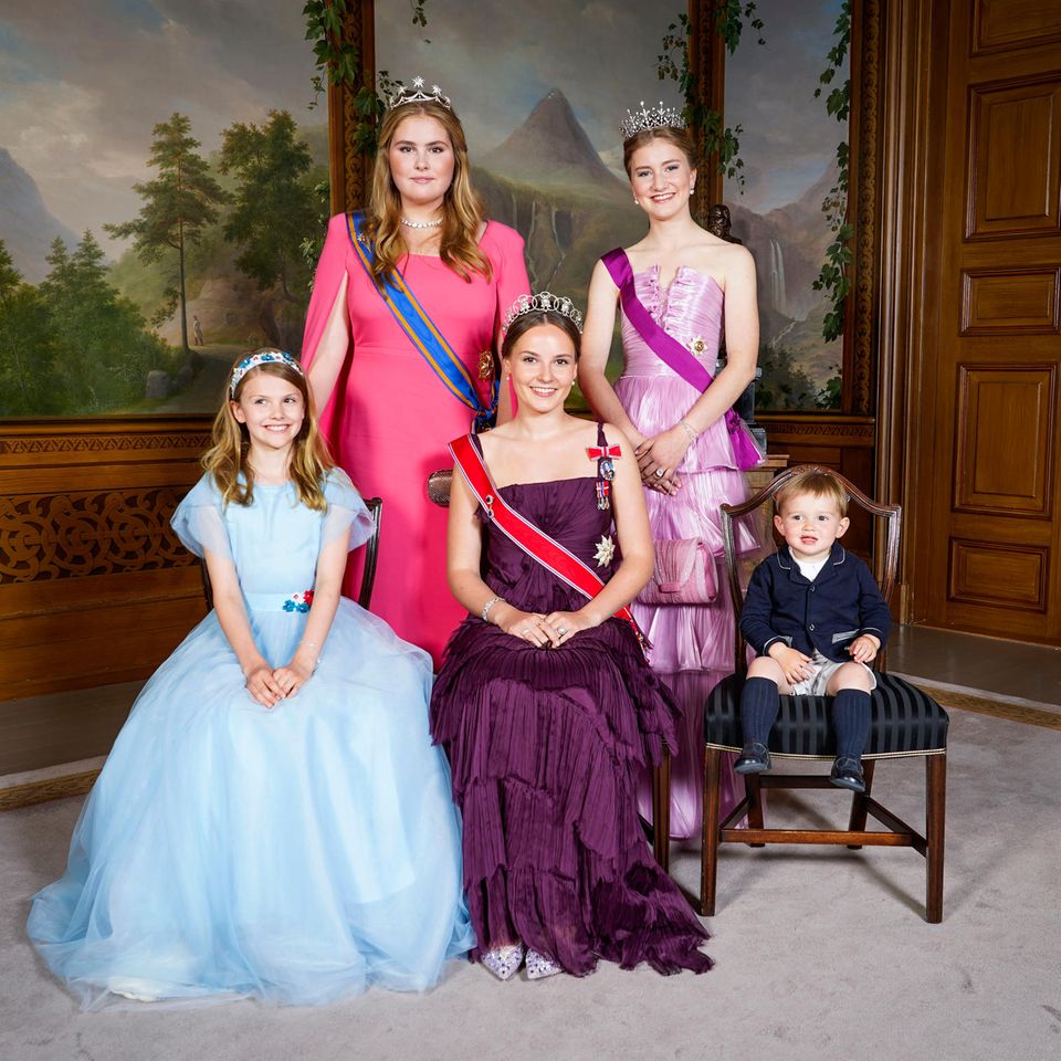 Princess Estelle, Princess Amalia, Princess Ingrid Alexandra, Princess Elisabeth and Prince Charles (from left to right)