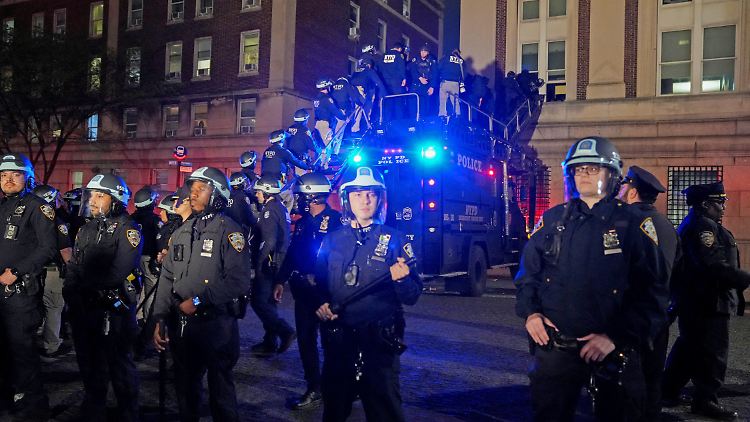 The New York police climbed in through the window and cleared the occupied building on the Columbia University campus.
