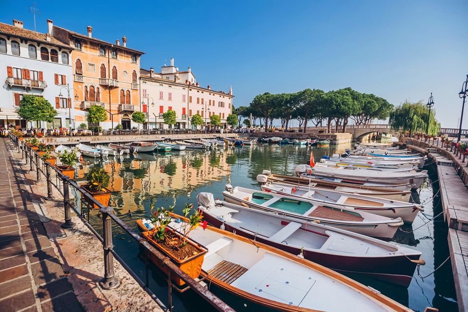 Mit Rad um den Gardasee: Ein Hafen mit kleinen Booten in Desenzano del Garda