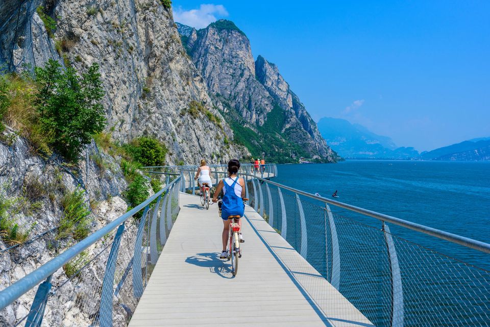 Mit Rad um den Gardasee: Radfahrer auf dem Radweg am Gardasee