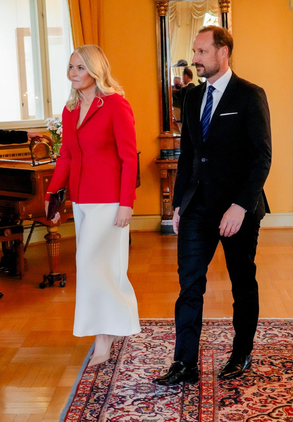 At the meeting at the residence of the Norwegian Prime Minister as part of the Moldovan President's state visit to Norway, Mette-Marit wore a trendy satin skirt in elegant white.