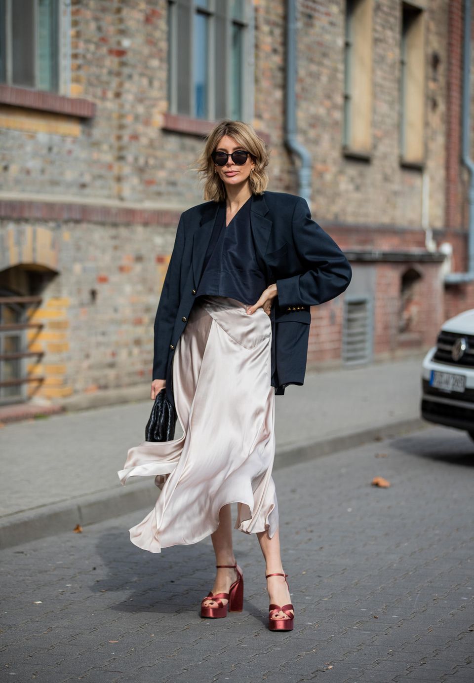 A stylish twist: satin skirt meets blazer chic.