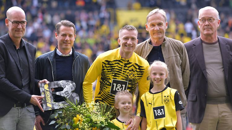 Before kick-off there were flowers for Marco Reus.