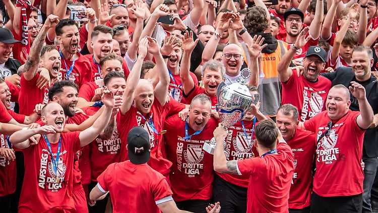 Champion of the Northeast Regional League and back in the third league: Energie Cottbus